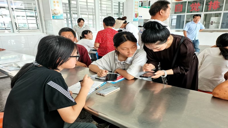 ����ְҵ����ѧУ��ů�Ļ���־Ը� ��ů��ҵѧ����������